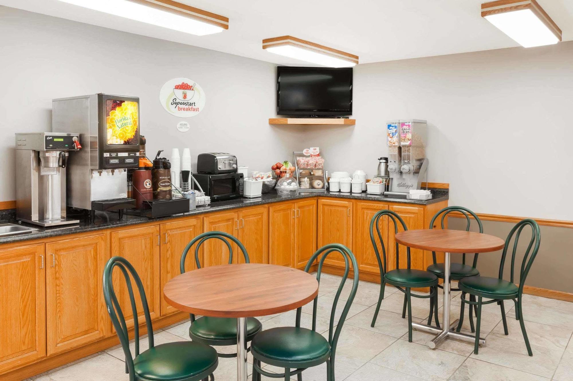 Super 8 By Wyndham Watseka Otel Dış mekan fotoğraf