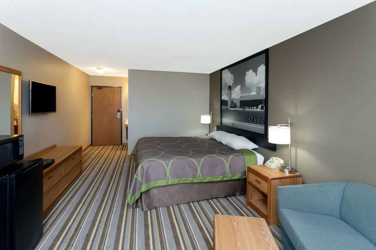 Super 8 By Wyndham Watseka Otel Dış mekan fotoğraf