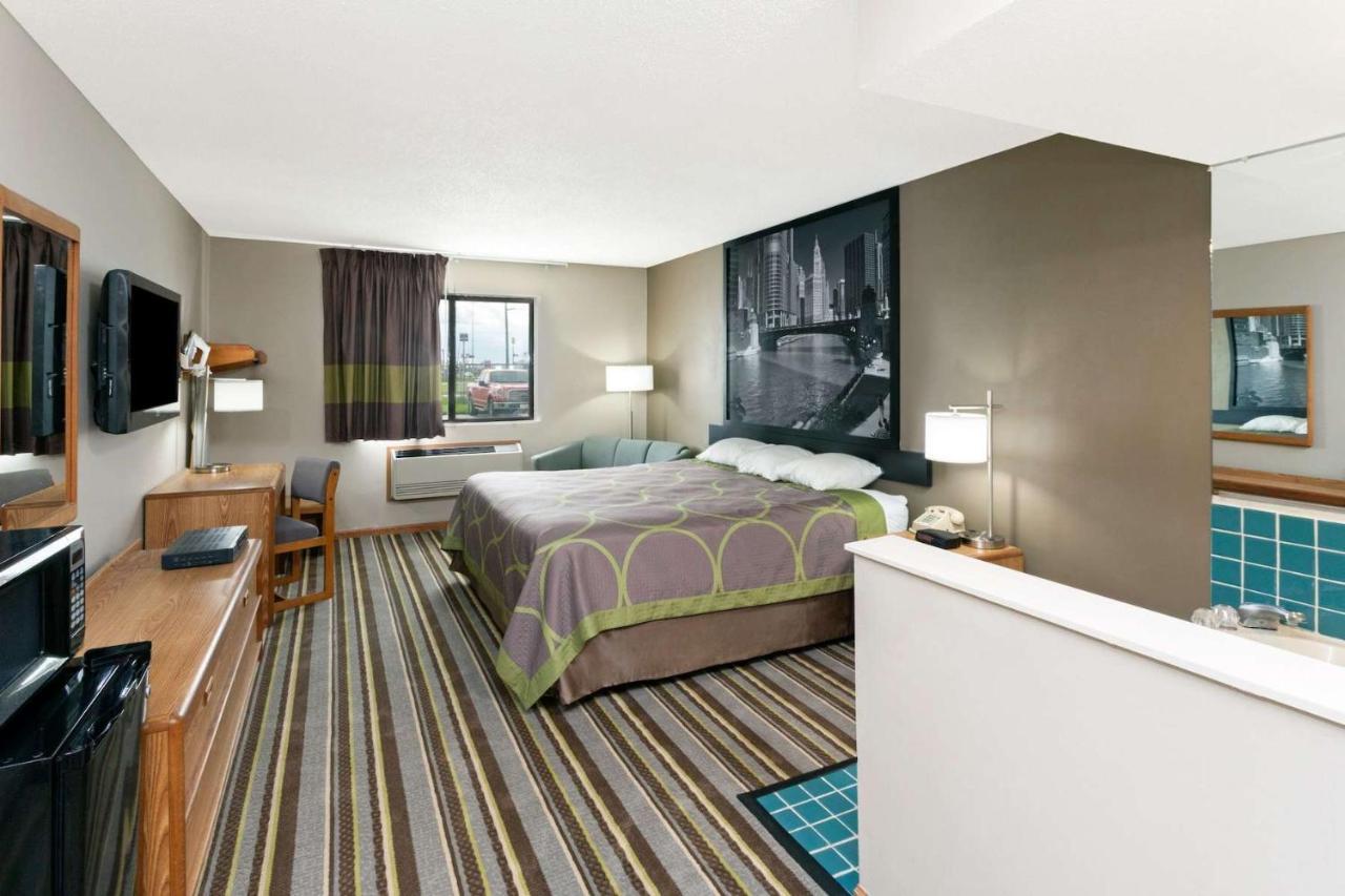 Super 8 By Wyndham Watseka Otel Dış mekan fotoğraf