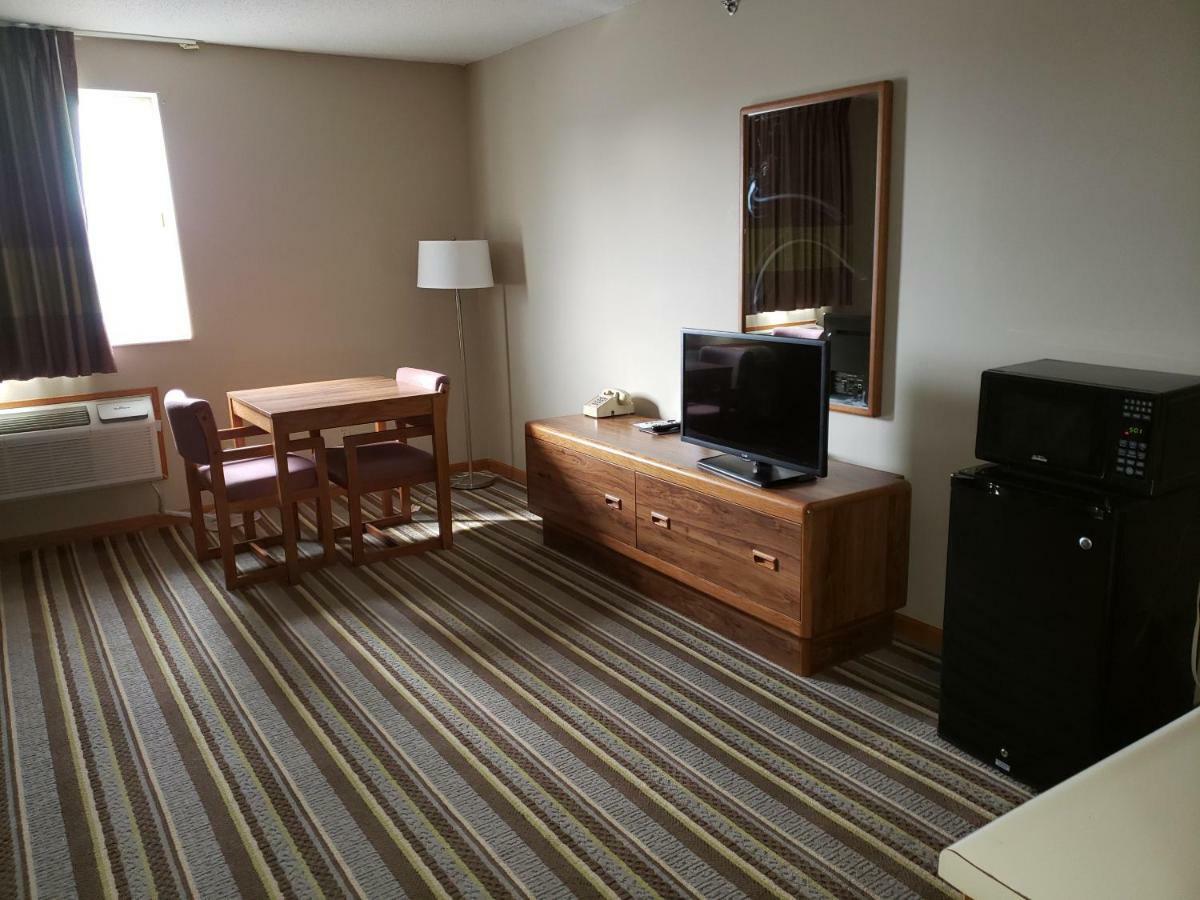 Super 8 By Wyndham Watseka Otel Dış mekan fotoğraf