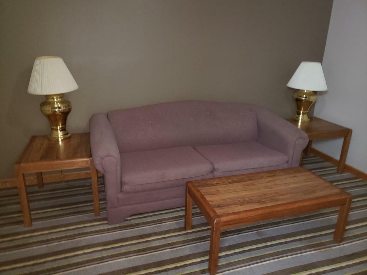Super 8 By Wyndham Watseka Otel Dış mekan fotoğraf