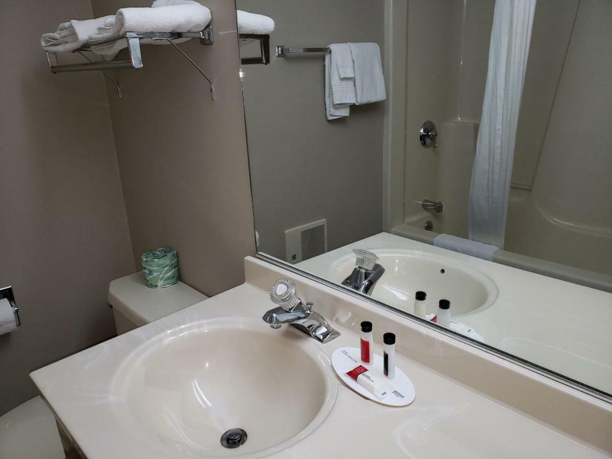 Super 8 By Wyndham Watseka Otel Dış mekan fotoğraf