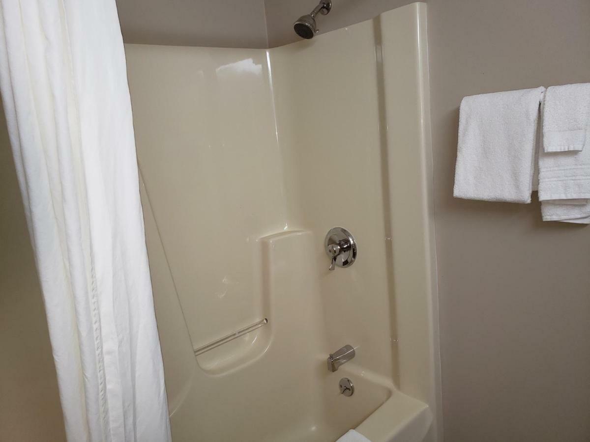 Super 8 By Wyndham Watseka Otel Dış mekan fotoğraf
