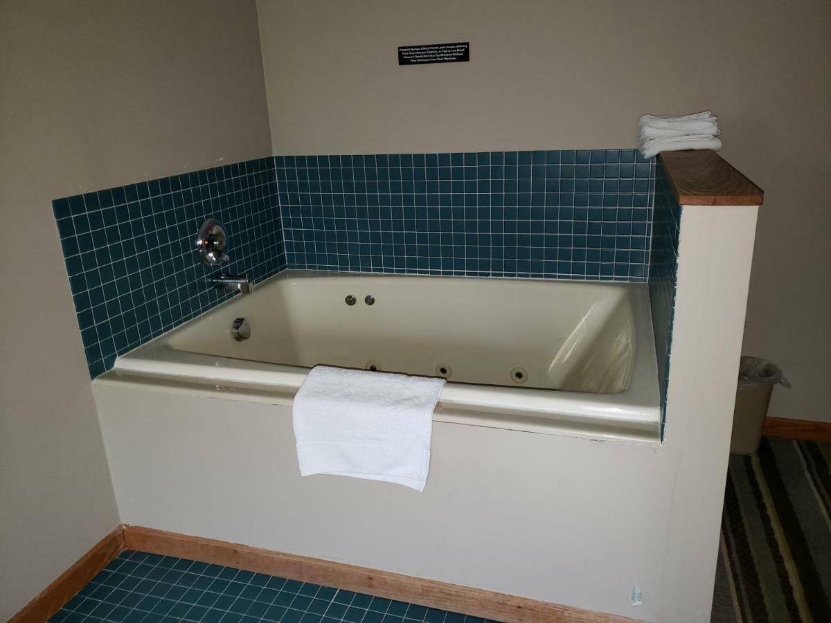 Super 8 By Wyndham Watseka Otel Dış mekan fotoğraf